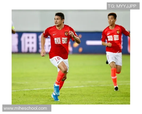 费德勒跨界足球场展现运动魅力与激情引发球迷热议